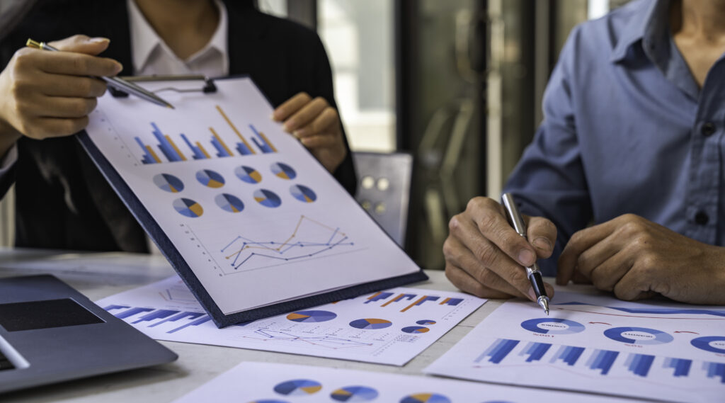 Análise Mercado - Duas pessoas analisando dados de mercado